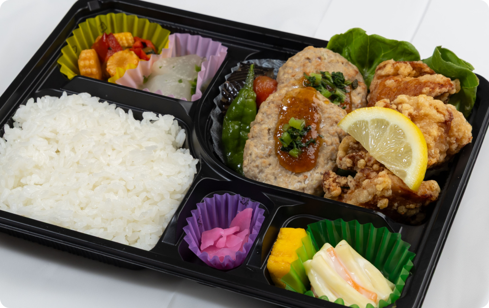 ハンバーグと自家製唐揚げのお弁当　800円
