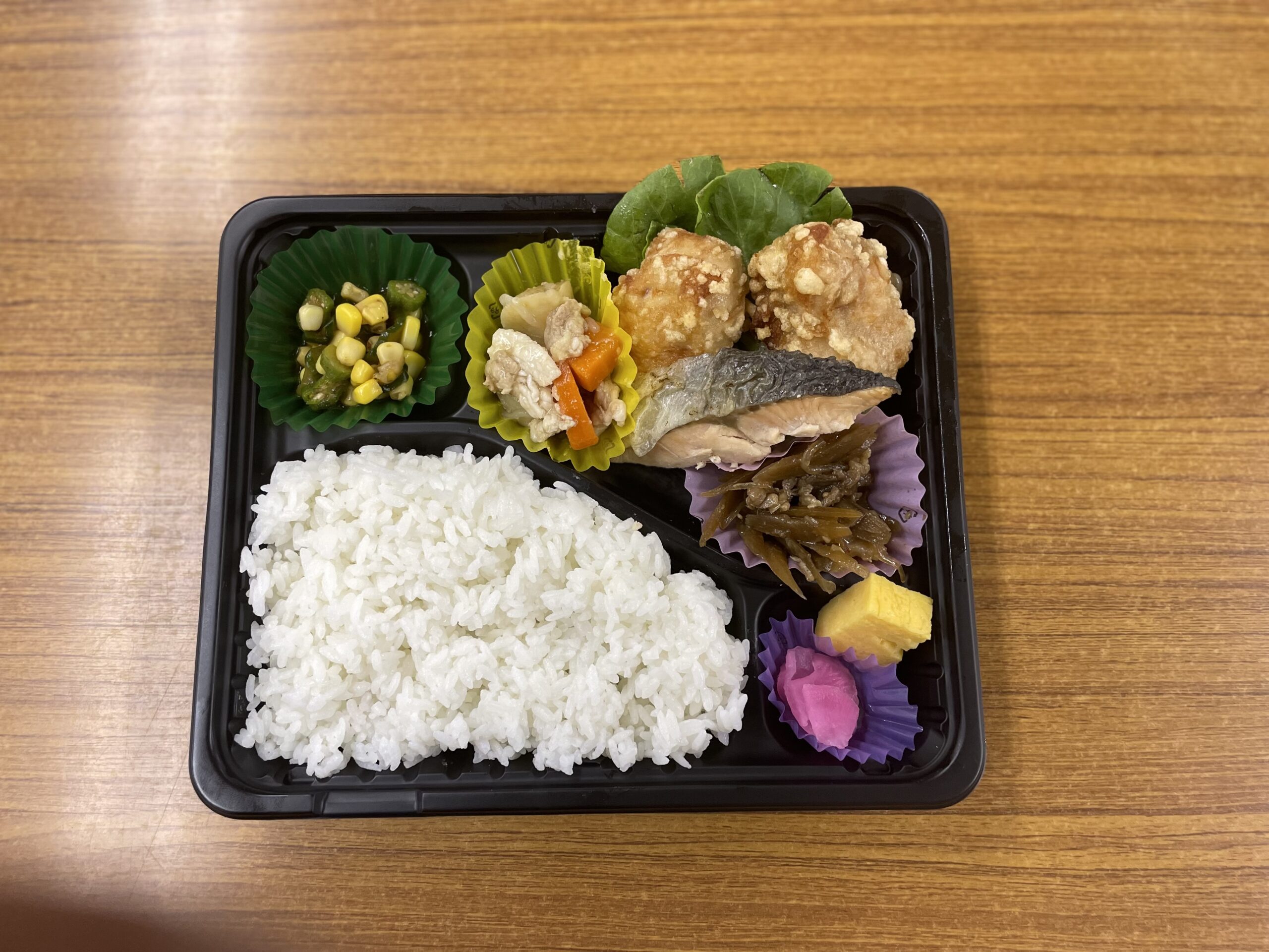 焼魚と唐揚げ弁当